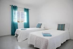 Marina Vista Retreat - Luxury complex Villa in Guia