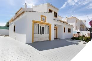 Villa Naomi - Large garden and terrace Villa in Guia