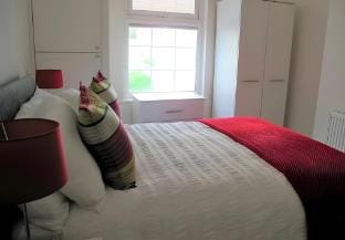 Ivy House - Seafront house with garden seating Vacation rental in Filey