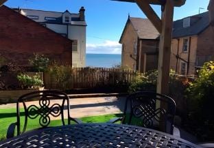 Beach Approach House - 30 steps from beach - kids Vacation rental in Filey
