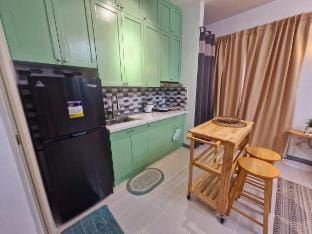 Spacious Studio Unit for Couples with Netflix wifi Apartment in Pasig