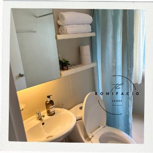 The Bonifacio Abode 2 BR, Wifi & Netflix | BGC Apartment in Makati