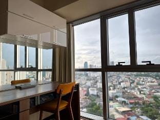Makati Nightlife City-View Condo Vacation rental in Makati