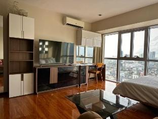 Makati Nightlife City-View Condo Vacation rental in Makati