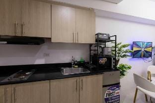 Bayside Charm: Cozy 1BR near US Embassy, MNL Bay Apartment in Pasay