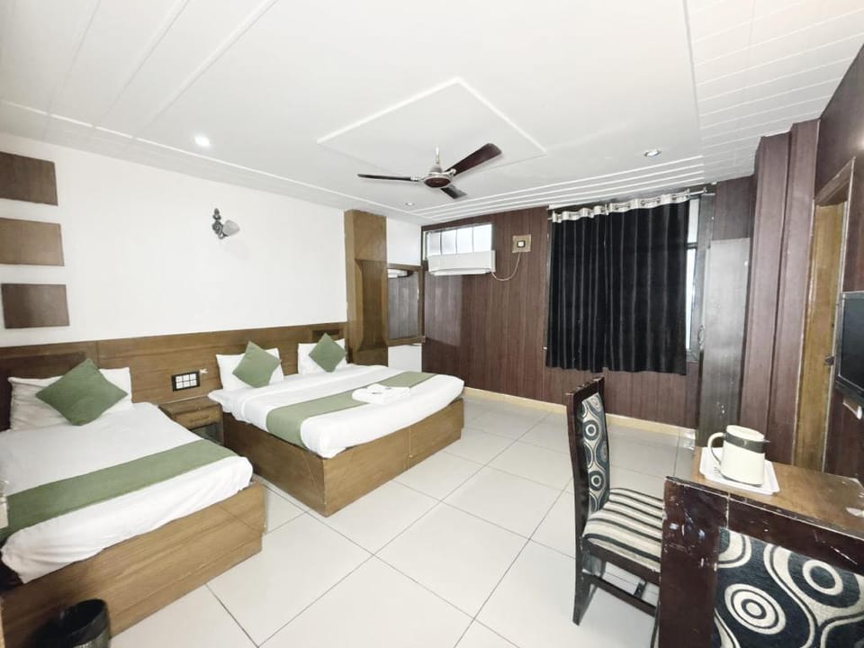 Hotel Alpine Hotel in Agra