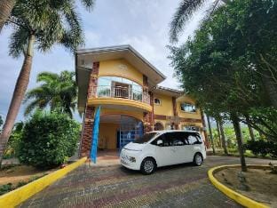 Sunny Hills Resort-Huge Batangas Guesthouse w/Pool Vacation rental in Batangas