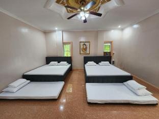 Sunny Hills Resort-Huge Batangas Guesthouse w/Pool Vacation rental in Batangas
