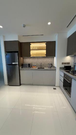 Seaside Elegance 1BR at Emaar Beachfront Apartment in Dubai