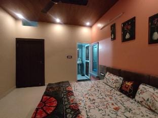 Vyom Homestay, AC Room with balcony Vacation rental in India