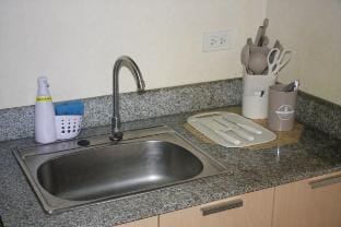 Cozy 1 Bed Suite - Minutes to NAIA and MOA! Apartment in Las Pinas