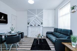 Modern & Spacious 2 bed house - Free Parking Vacation rental in Bradford