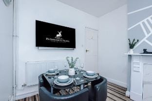 Modern & Spacious 2 bed house - Free Parking Vacation rental in Bradford