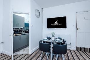 Modern & Spacious 2 bed house - Free Parking Vacation rental in Bradford