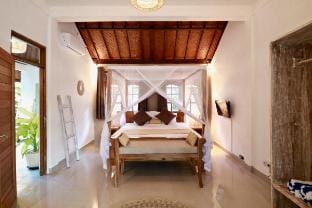 Amazing villa Seminyak, huge garden Seminyaksquare Villa in North Kuta