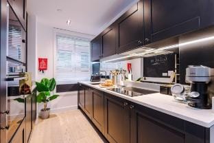 Large 4-Storey Luxury Townhouse with 3 bedrooms Vacation rental in Salford