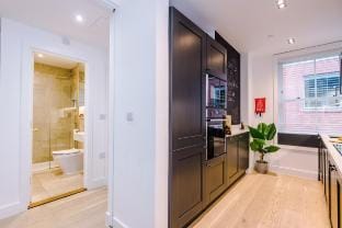 Large 4-Storey Luxury Townhouse with 3 bedrooms Vacation rental in Salford