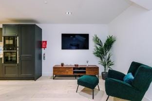 Luxury 4-Storey Townhouse with Private Rooftop Vacation rental in Salford