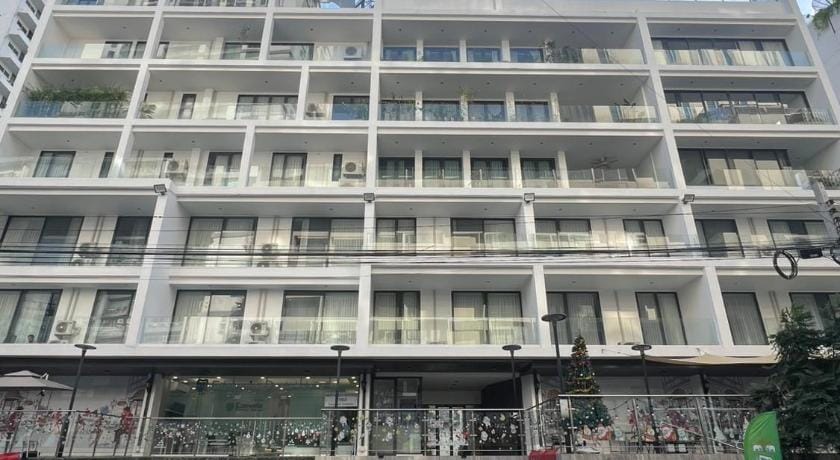 Sixth Avenue Sukhumvit 15, BTS Asoke/Nana &MRT 309 Apartment in Bangkok