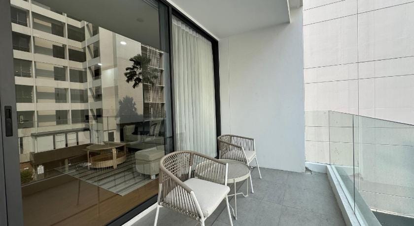 Sixth Avenue Sukhumvit 15, BTS Asoke/Nana &MRT 309 Apartment in Bangkok