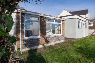 Gorse Cottage - Sea Views, Village Centre Country House in Wales