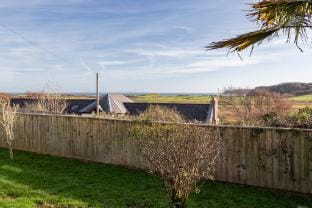Gorse Cottage - Sea Views, Village Centre Country House in Wales