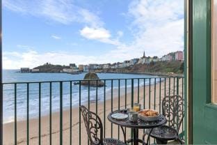 Sunny Cove - Direct Beach Access, Sea Views Apartment in Wales