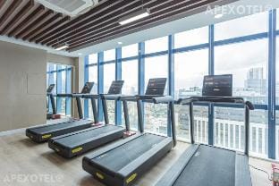 38 Park Avenue Chic Luxe Haven Skyline Studio New Apartment in Lapu-Lapu City