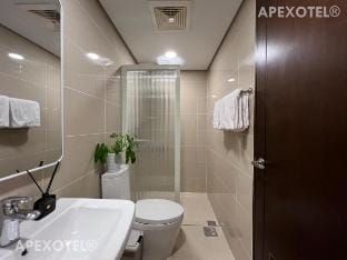 38 Park Avenue Chic Luxe Haven Skyline Studio New Apartment in Lapu-Lapu City