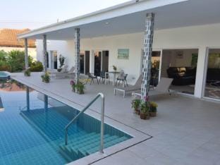 Exclusive Pool Villa  mit 3 Masterbett Room und WC Vacation rental in Pattaya City