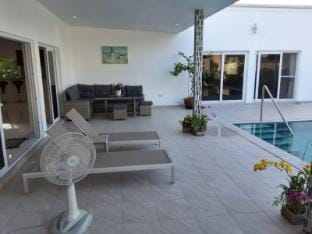 Exclusive Pool Villa  mit 3 Masterbett Room und WC Vacation rental in Pattaya City