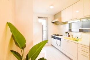 “1 min to Universal Studios Japan 100㎡ private home with 2 showers  king bed  free parking sleeps 13 Vacation rental in Osaka