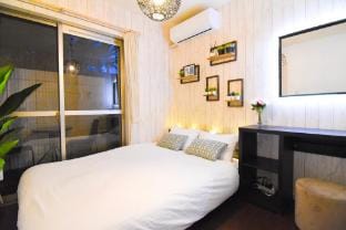 “1 min to Universal Studios Japan 100㎡ private home with 2 showers  king bed  free parking sleeps 13 Vacation rental in Osaka