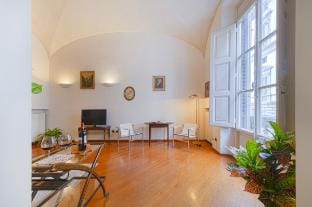 A Window to the Past – Historic Riverside Stay Apartment in Florence
