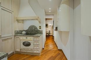 A Window to the Past – Historic Riverside Stay Apartment in Florence