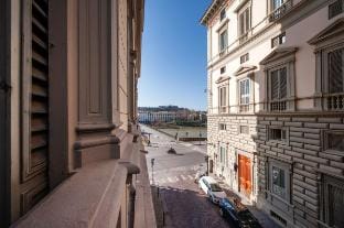 A Window to the Past – Historic Riverside Stay Apartment in Florence