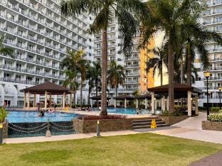 Air Condo Pool View Escape – Cozy 1BR w/ Sofa Bed Apartment in Pasay