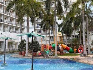 Air Condo Pool View Escape – Cozy 1BR w/ Sofa Bed Apartment in Pasay