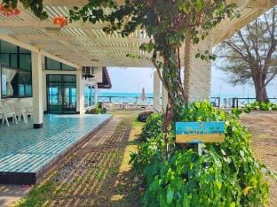 Rimhad Villa 4BR Maepim beachfront-Rayong Villa in Chon Buri Changwat
