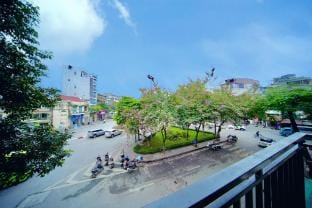 City View Balcony|Elevator|6BR-4WC|NearTrainStreet Vacation rental in Hanoi