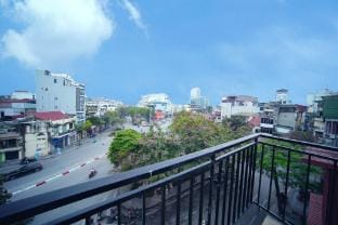 City View Balcony|Elevator|6BR-4WC|NearTrainStreet Vacation rental in Hanoi