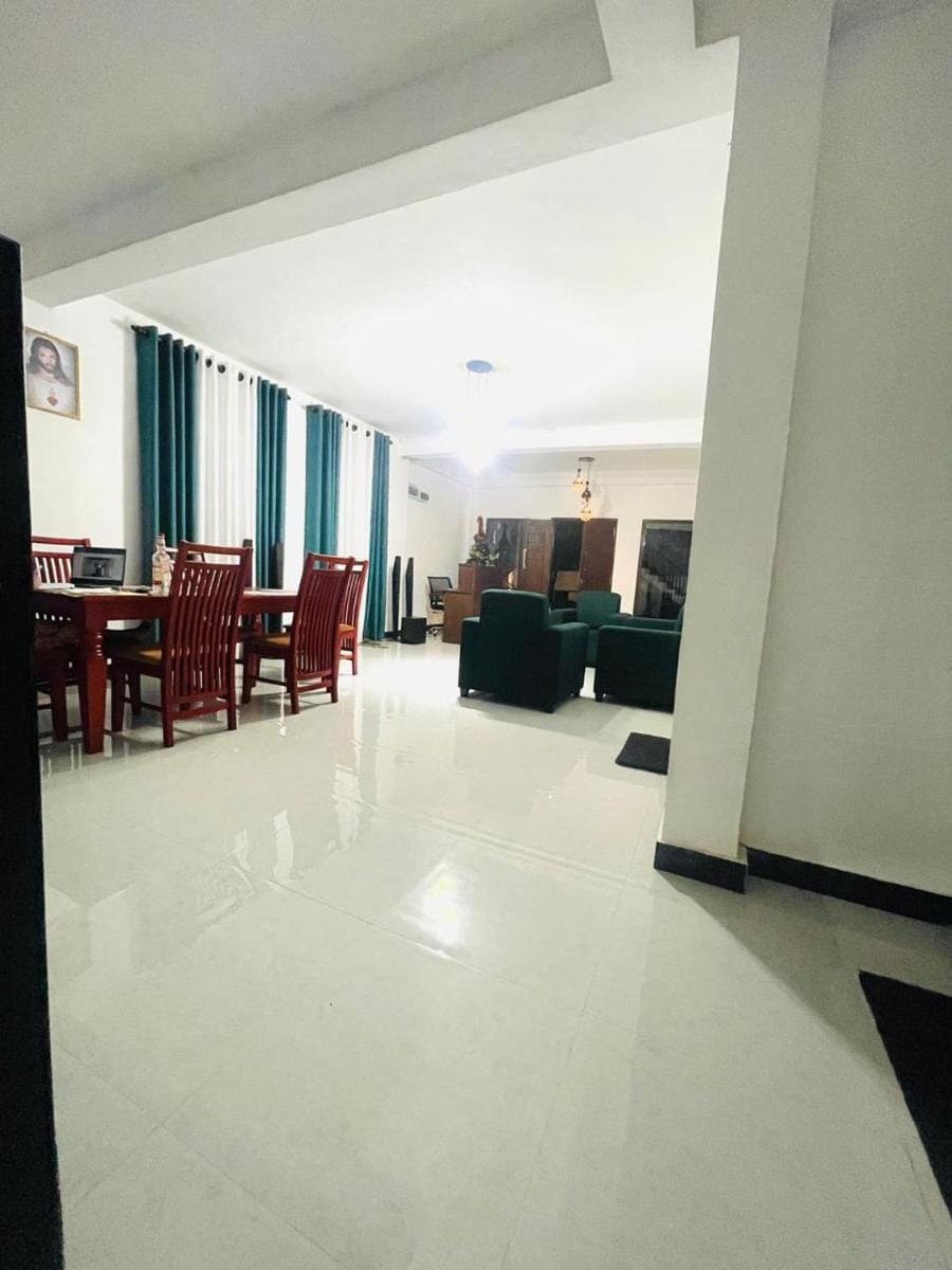Golden Paradise Transit Hotel Bed and Breakfast in Negombo