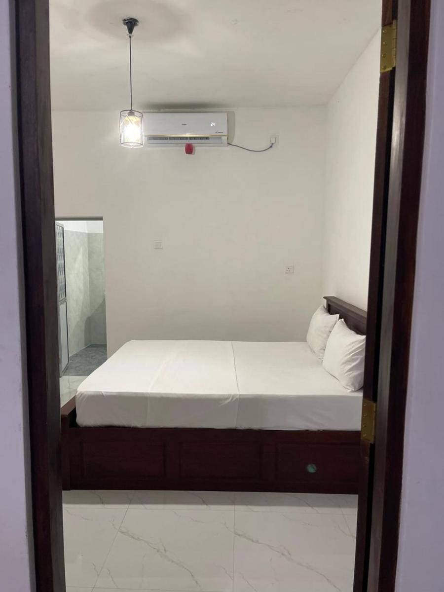 Golden Paradise Transit Hotel Bed and Breakfast in Negombo