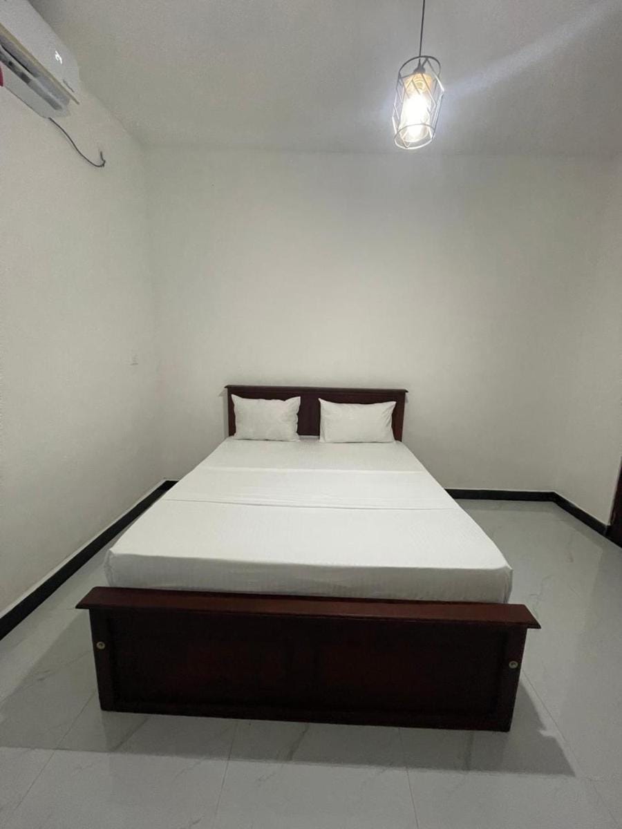 Golden Paradise Transit Hotel Bed and Breakfast in Negombo