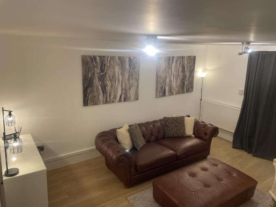 Beach House Courtyard 2 bed Apartment in Southport
