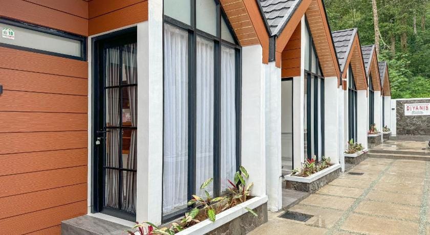 Diyanis Glamping Sekipan Tawangmangu Mitra RedDoorz Hotel in East Java
