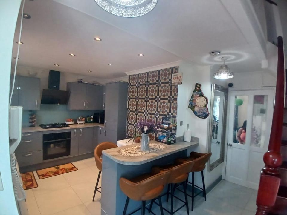 4 Bedroom house rented by the Room Bed and Breakfast in London