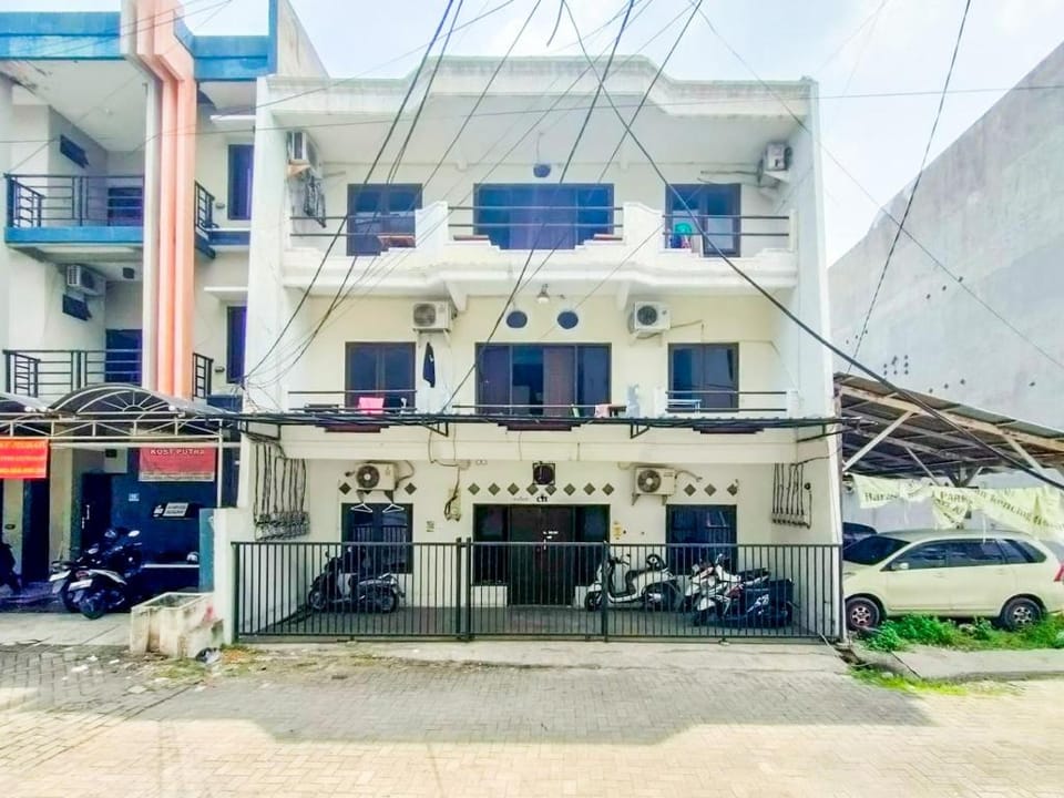 RedDoorz Padang Pasir near Petra University Surabaya Hotel in Surabaya