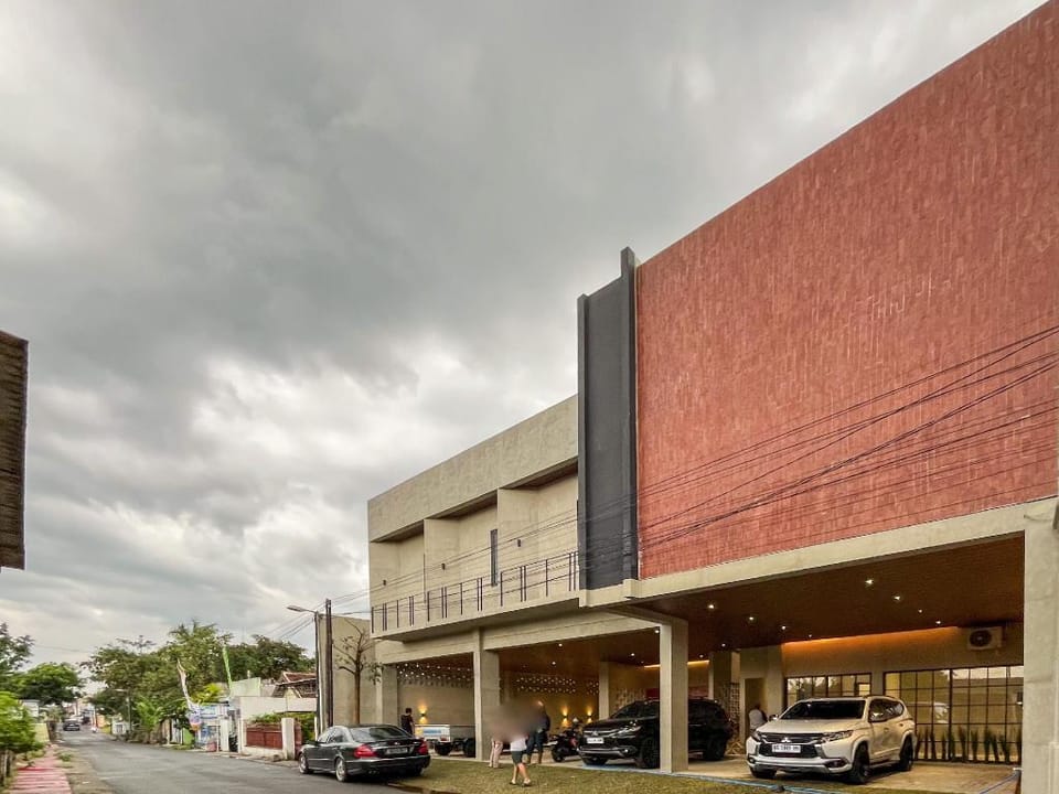 Urbanview Tigatuju Living Blitar Hotel in East Java