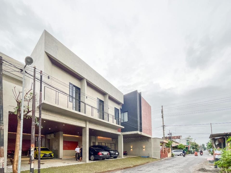 Urbanview Tigatuju Living Blitar Hotel in East Java